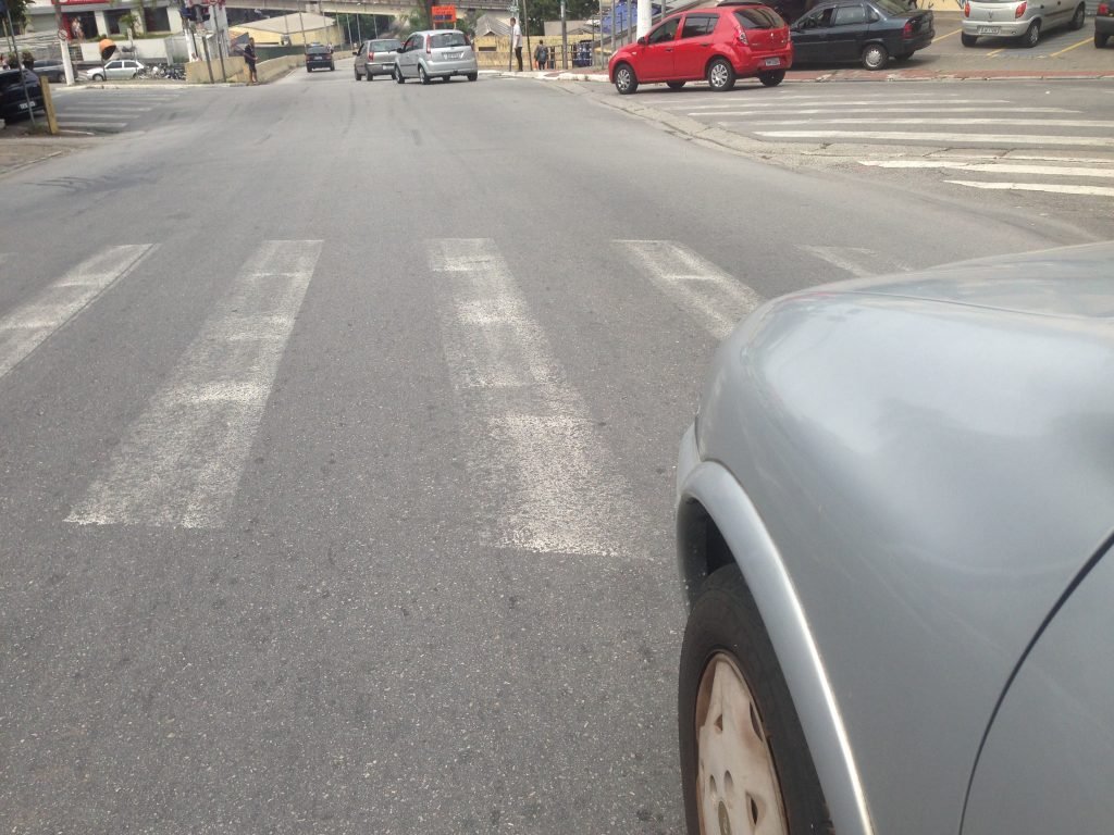 Rua Américo Salvador Noveli faixa de pedestre