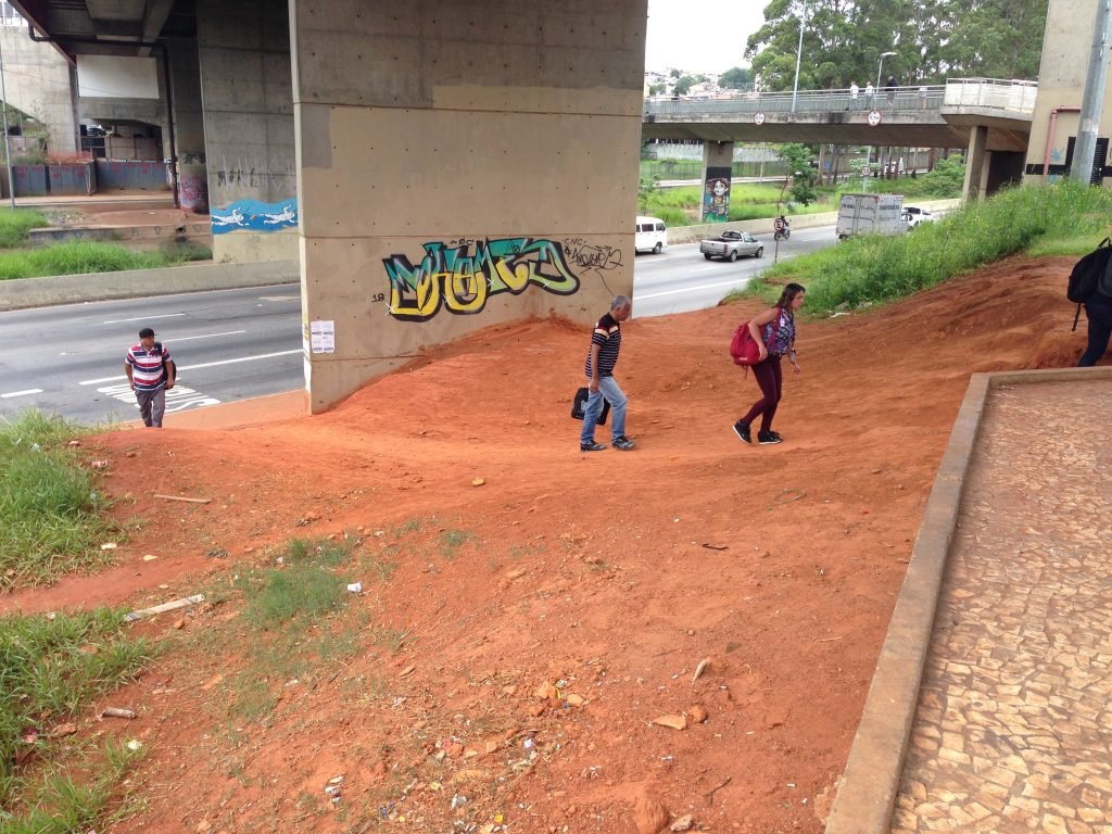 Problemas no acesso à estação de trem Dom Bosco