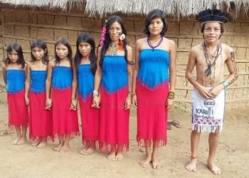 Crianças indígenas cantam