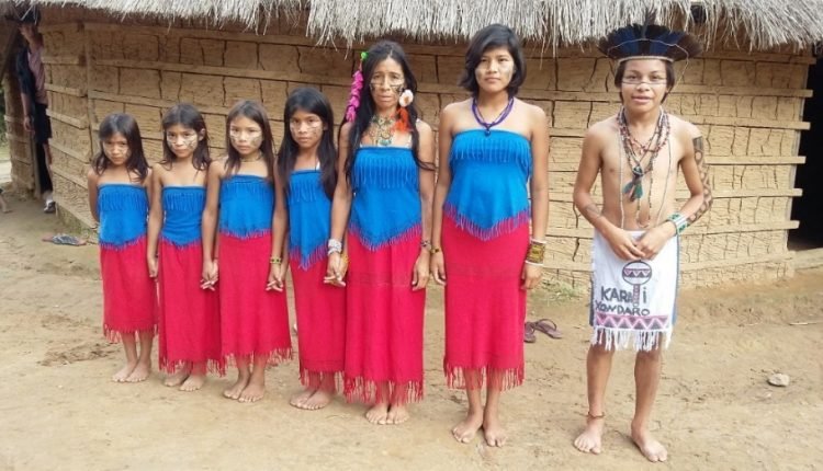 Crianças indígenas cantam