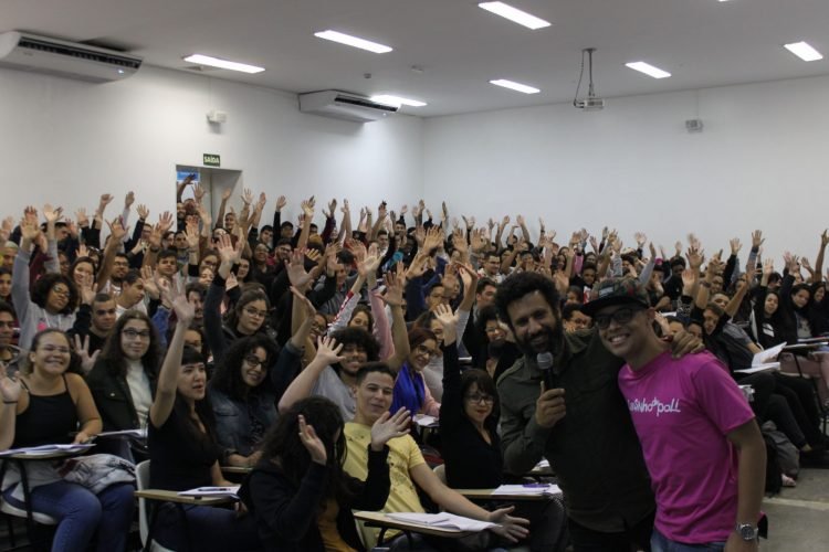 Os 202 alunos presentes no evento tiveram momentos de descontração durante a madrugada