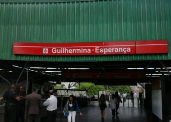 Linha sai da estação Guilhermina Esperança