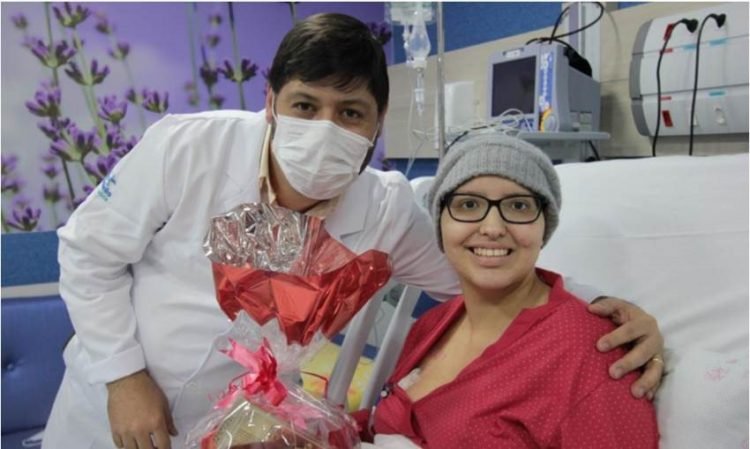 Supervisor de enfermagem da TMO, Carlos Dias da Silva, e a paciente Maiara Domingues