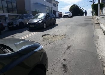 Buracos estão cada vez mais presentes, como na Rua Paulo de Tarso Rodrigues