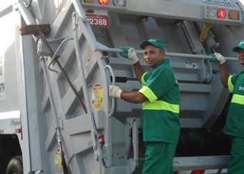 Todas as noites eles deixam o nosso bairro mais limpo