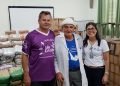 Padre Rosalvino ladeado por Evando Reis e a representante do Grupo São Cristóvão Saúde