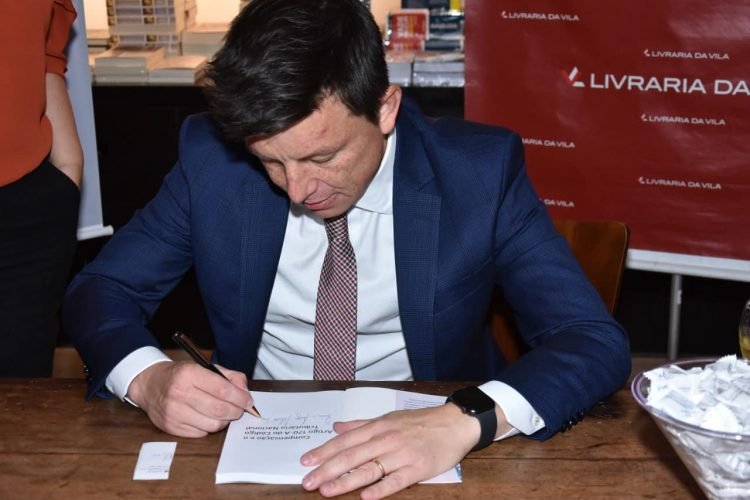 O presidente Eduardo em noite de autógrafos