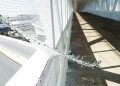 os vândalos deterioram a passarela e os moradores e torcedores é quem pagam por isso