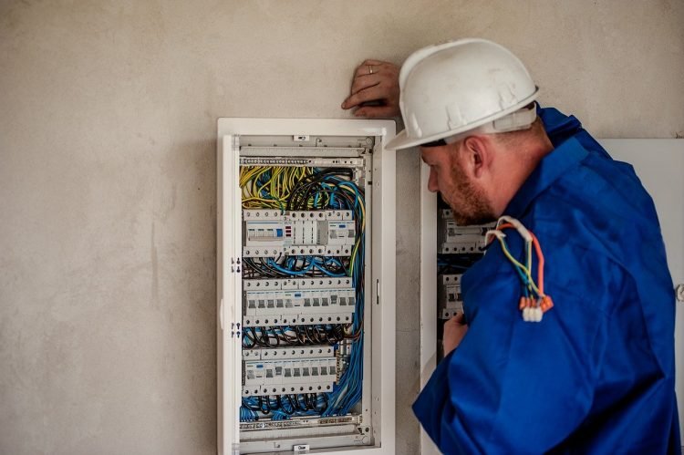 Ao primeiro sinal de qualquer problema, sempre consulte um técnico ou engenheiro qualificado para fazer qualquer manutenção ou alteração na rede elétrica