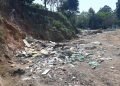 O terreno também recebe todo o tipo de lixo e entulho