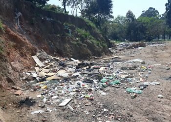 O terreno também recebe todo o tipo de lixo e entulho