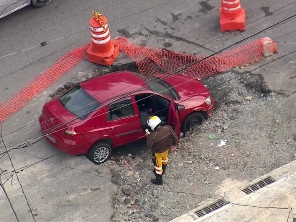 Carro caiu em buraco na Avenida Itaquera - Reprodução TV Globo