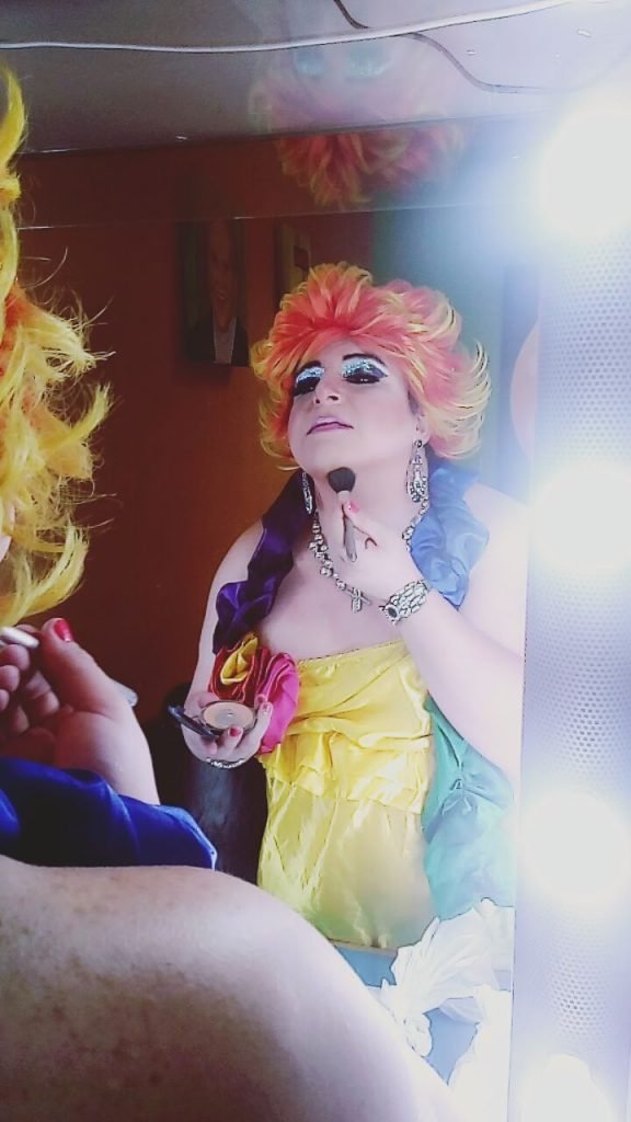 O curso promete ensinar técnicas e mostrar inspirações para a construção de uma personagem Drag