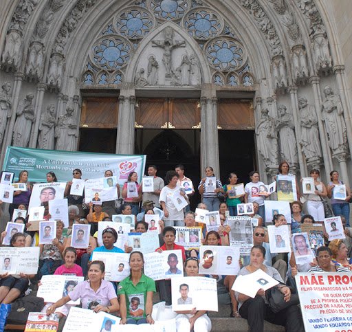 Aos segundos domingos de cada mês, na Praça da Sé, um grupo leva cartazes com fotos de seus filhos desaparecidos