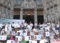 Aos segundos domingos de cada mês, na Praça da Sé, um grupo leva cartazes com fotos de seus filhos desaparecidos