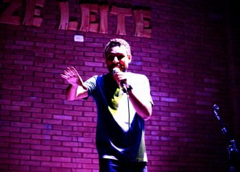 Os humoristas contarão fatos do cotidiano, experiências pessoais, entre outros assuntos