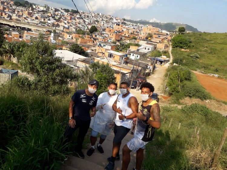 Grupo de amigos percorreu cinco comunidades