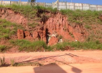 Erosão em terreno na Rua Dr. Luiz Aires