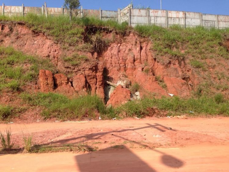 Erosão em terreno na Rua Dr. Luiz Aires