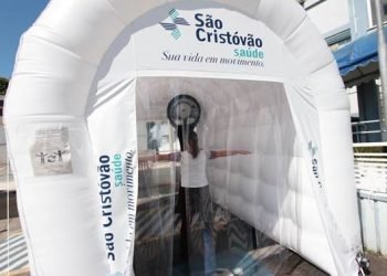 Os túneis de desinfecção têm como objetivo desinfectar roupas e acessórios dos profissionais