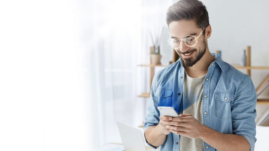 As lentes não têm grau e servem como proteção