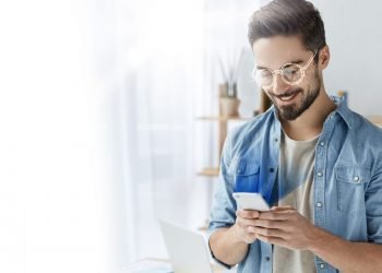 As lentes não têm grau e servem como proteção