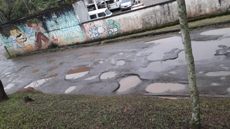 Trecho com acesso pelo portão 3 ao estacionamento