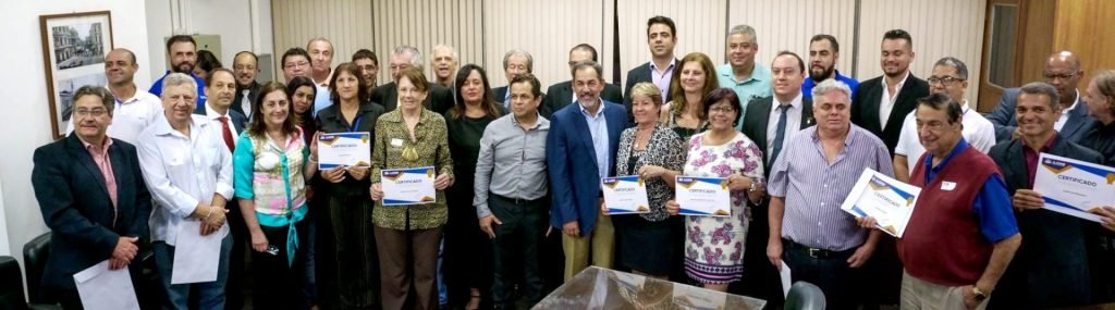 Representantes dos jornais e revistas de bairro em foto tirada em uma das reuniões da Ajorb