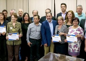 Representantes dos jornais e revistas de bairro em foto tirada em uma das reuniões da Ajorb