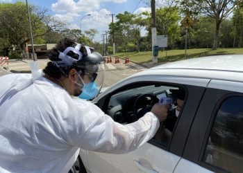 De carro ou a pé, todos passam pela medição da temperatura