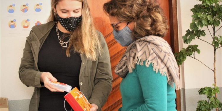 Foi realizada a doação de máscaras de kits de álcool em gel