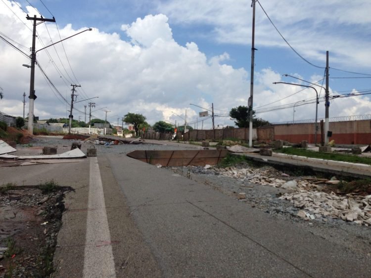 Trecho que segue interditado na altura da Cohab I