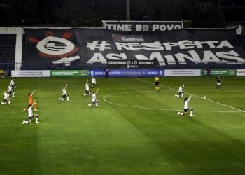 As meninas do alvinegro protestaram contra o racismo