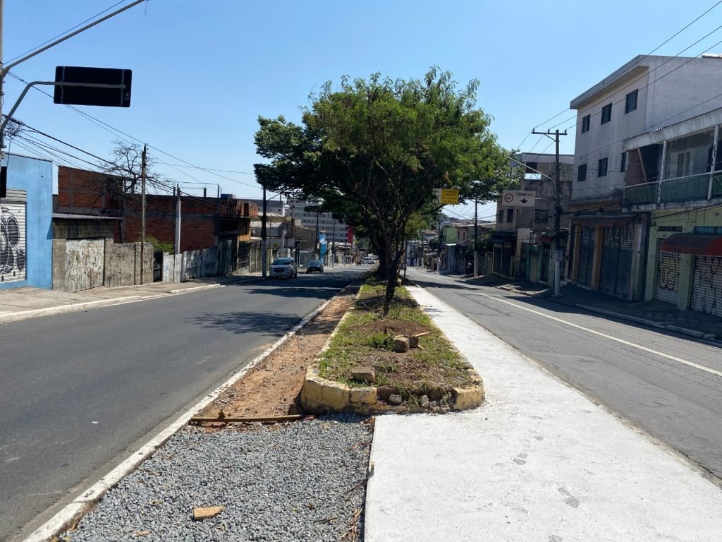 Passagem fica no canteiro central da avenida