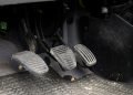 Vazamento de água é transtorno comum em carros com ar-condicionado
