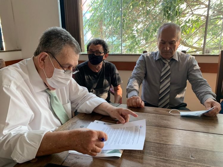 Arnaldo Faria de Sá assina Termo de Compromisso com o NDI