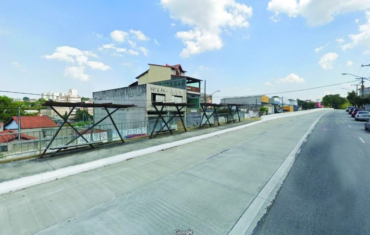 Corredor com embarque pela porta esquerda em operação na Zona Leste