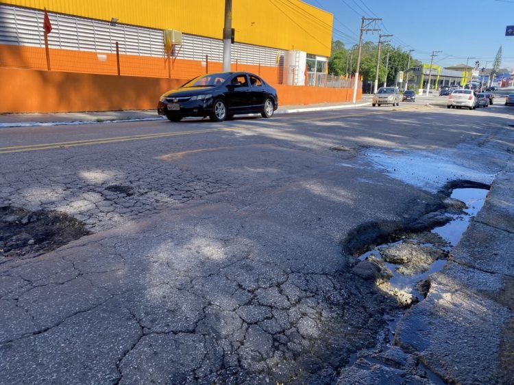 Buracos na Rua Sábado D'Angelo