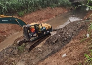 Limpeza mecanizada no córrego do Rio Verde