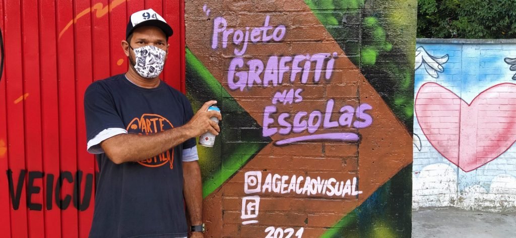 Para o artista Age, o projeto Grafite Nas Escolas é uma maneira de retribuição social (Foto: Dario Vasconcelos)