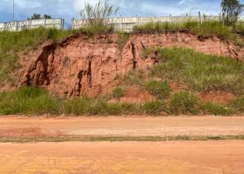 Erosão em terreno na Avenida Dr. Luis Aires, em Itaquera