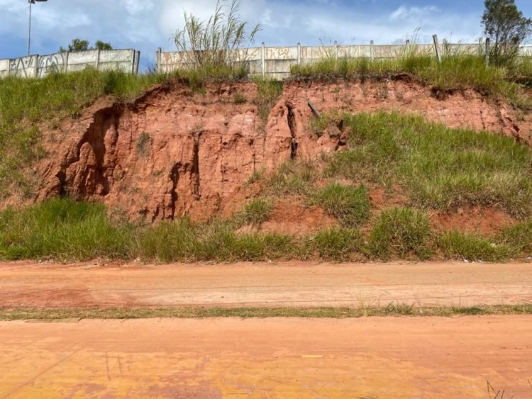 Erosão em terreno na Avenida Dr. Luis Aires, em Itaquera