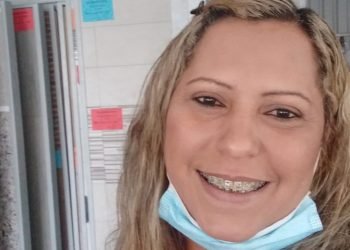 Cleia Martins, em sua loja, em Portugal