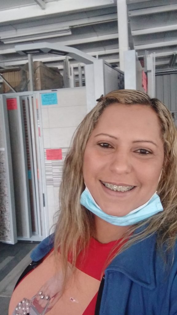 Cleia Martins, em sua loja, em Portugal