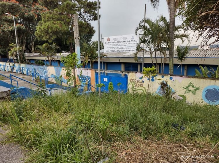 Terreno com mato alto em Itaquera