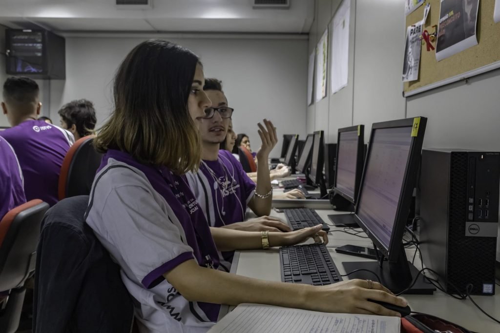 São três cursos online com duração de dois meses: "Introdução de Programação à Web", "Montagem e Manutenção de computadores" e "Atendimento ao Cliente"