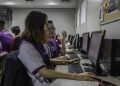 São três cursos online com duração de dois meses: "Introdução de Programação à Web", "Montagem e Manutenção de computadores" e "Atendimento ao Cliente"