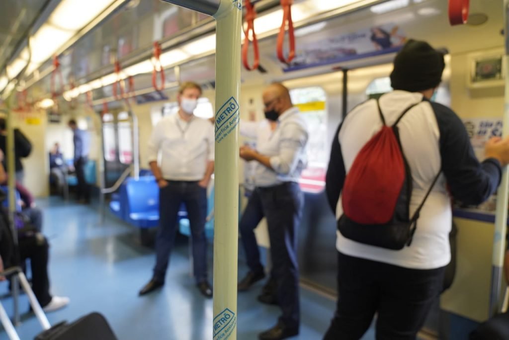 Os pega-mãos dos vagões do Metrô foram revestidos com adesivo antiviral