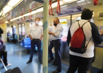 Os pega-mãos dos vagões do Metrô foram revestidos com adesivo antiviral