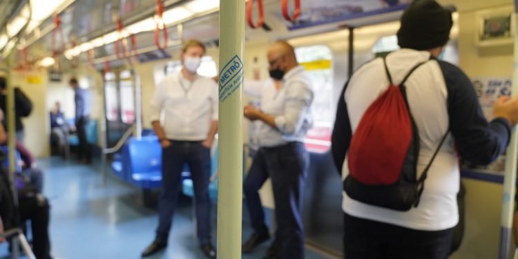 Os pega-mãos dos vagões do Metrô foram revestidos com adesivo antiviral